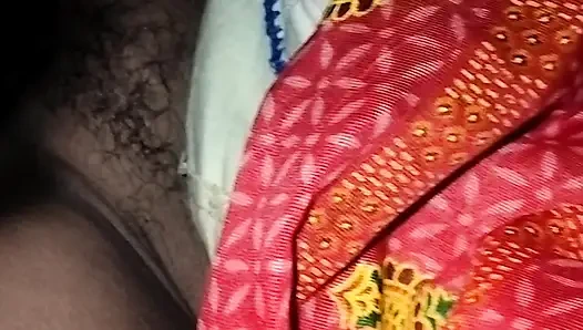 Худенькая невестка весело развлекается с 15-дюймовой мясистой. горячая бхабхи дези