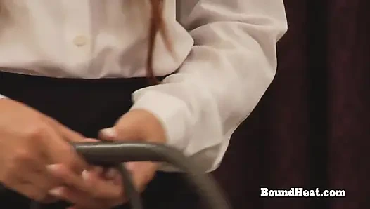 Büyük memeli lezbiyen köle yaramaz madamla inliyor ve orgazm oluyor