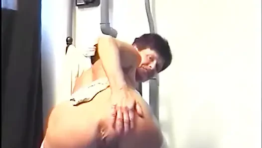 Pelacur dewasa glamor bermain memek dan mengisap kontol - video kompilasi