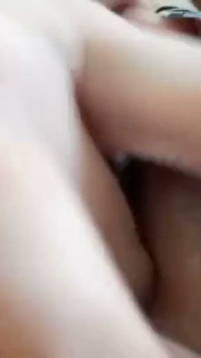 Mi padrastro me ordeña las tetas y me deja caliente, me pajeo pensando en él toda la semana y termino cogida por él. | Clip 1