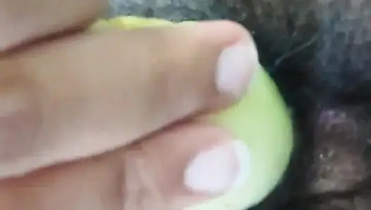 Desi geiles mädchen masturbckt mit einem dildo