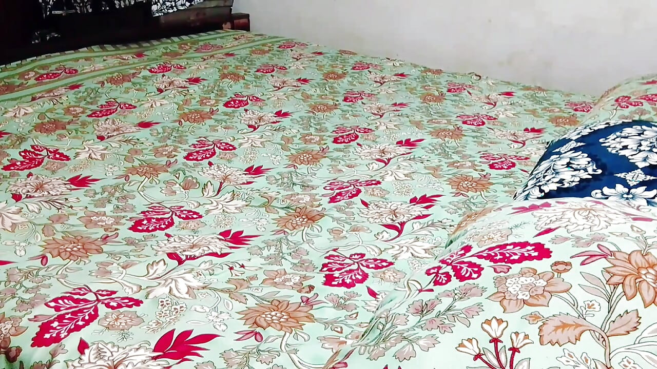 Barsaat ke mausam mein chute lagwane ka Apne maja hai barsat ke mausam mein gand Marne ka apna Maja
