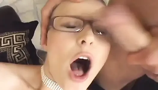 Memek becek pelacur rambut pirang ini dientot habis-habisan sambil pakai stoking tembus pandang