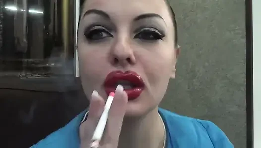 Sexy make-up, riesige rote lippen rauchen