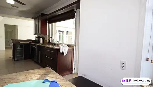 Üvey annem yarak almak için bir görevde ve ders çalışmama izin vermiyor