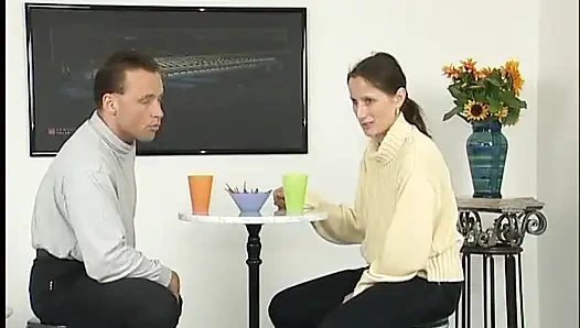 Милфа сосет огромный дилдо, затем сидит на нем, глубоко в ее киске