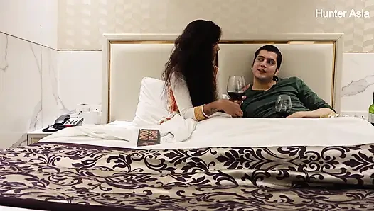 Hintli Orta Yaşlı Seksi Kadın Ve Genç Adam - Içkiler Daha Fazla Bir Şeye Dönüşüyor