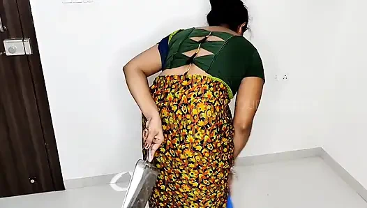 Hizmetçi sahibesinin önünde temizlik yapıyordu.