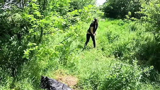 Açık havada gırtlağına kadar alıyor, sert yüz sikişi ve deli gömleğimin her yerine boşalıyor