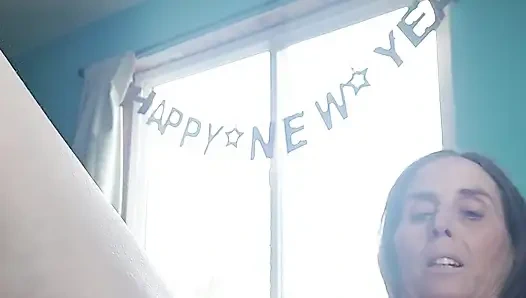 Милфа играет с фиолетовым дилдо!.