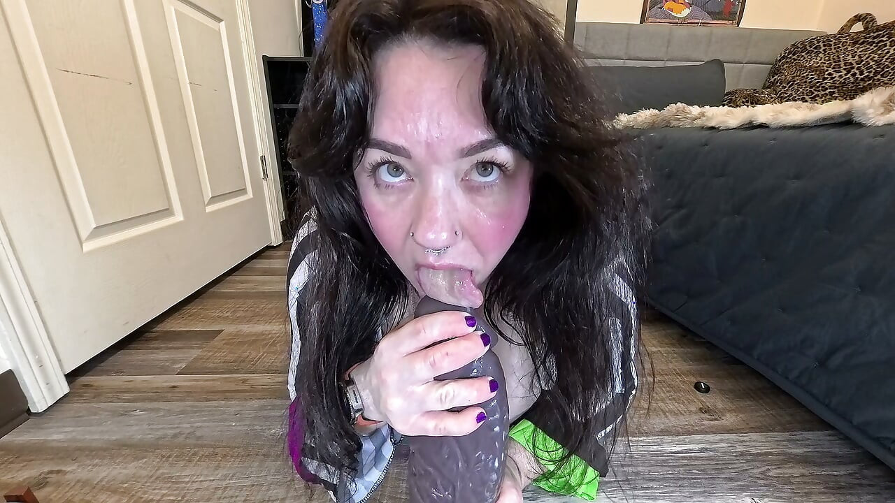 MILF călărește un vibrator imens - fetișuri și orgasm - Pârțuri și costume
