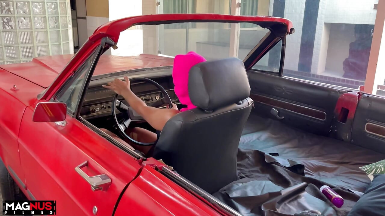 Dildo ile sikişen saç dolu bu kıllı amına bakın