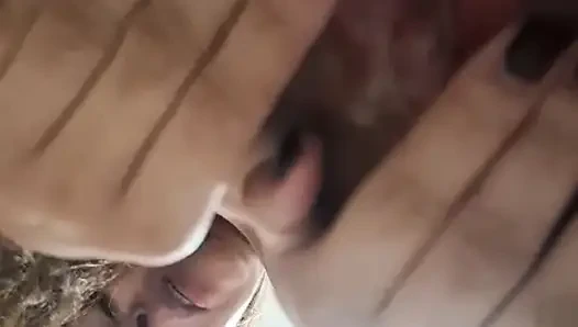 Bir dans, bir okşama ve bol nem... Ev dolu ve çok fazla sessiz zevk alıyorum!