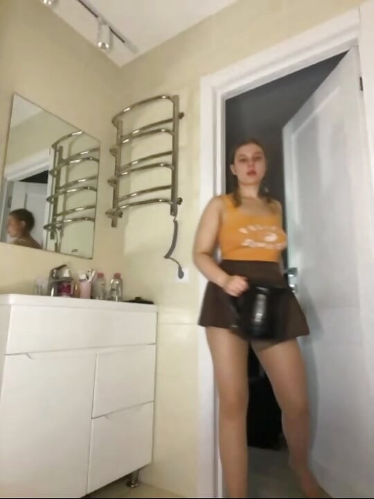 Jusielussie, fille pulpeuse, se fait baiser brutalement dans la salle de bain