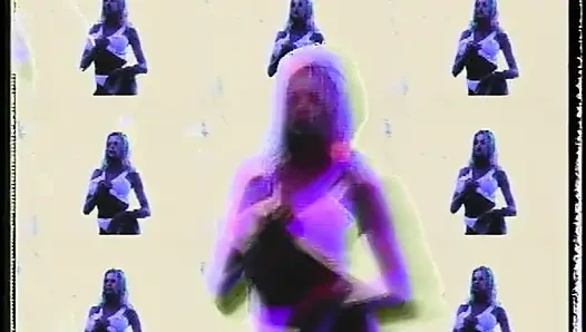 Seksi sarışın güzel kadın sert sikilmeden önce erkeklerin yüzüne amıyla biniyor