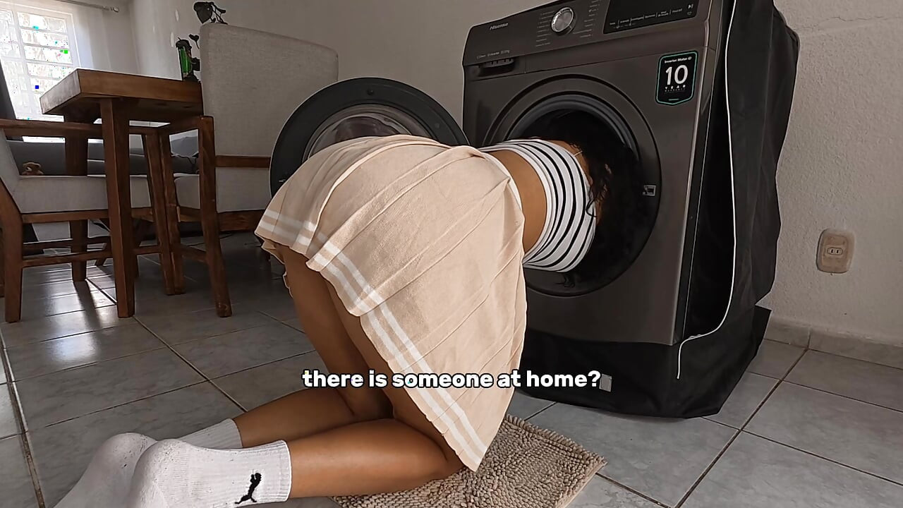 Le meilleur cadeau pour lui : sa demi-sœur Elia Ocasio coincée dans la machine à laver