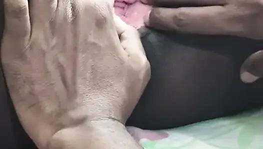 Kontol suamiku udah nggak kuat, jadi dia masukin timun ke dalam memeknya.
