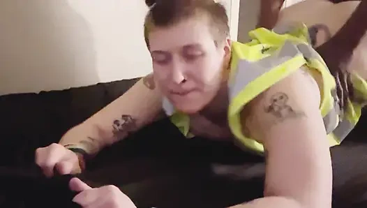 Lesbian pejantan memutuskan untuk mencoba kontol untuk pertama kalinya dan meniduri rekan kerjanya