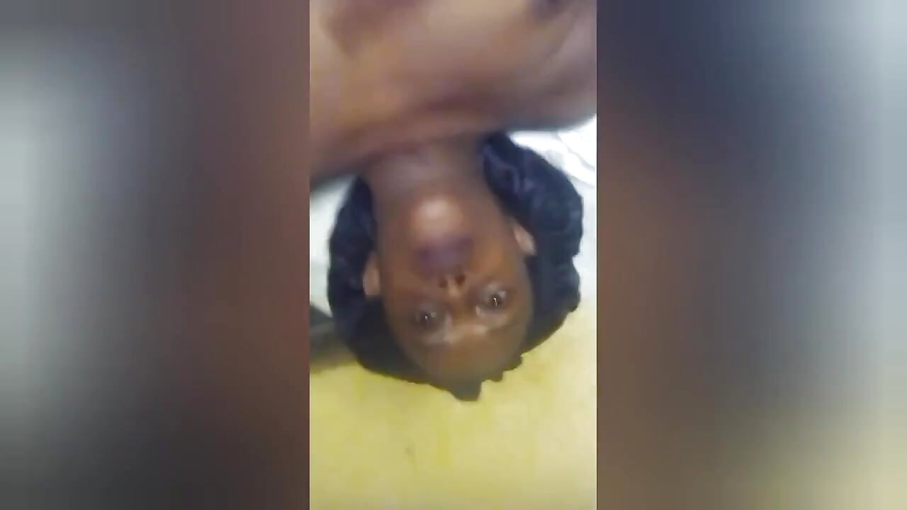 Edepsiz kaltak vücudunu amını ve göt deliğini gösteriyor