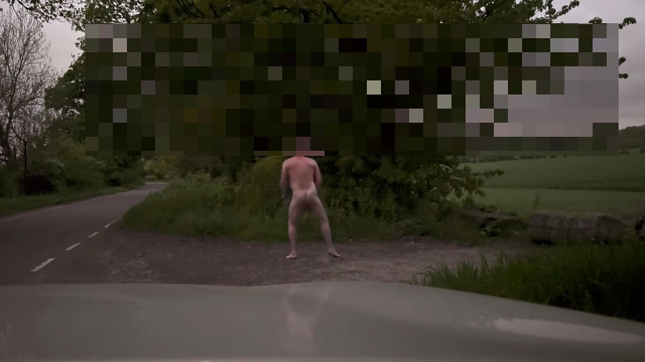 Çıplak mastürbasyon yapıyor ve şafakta çıplak ayakla twerk yapıyor