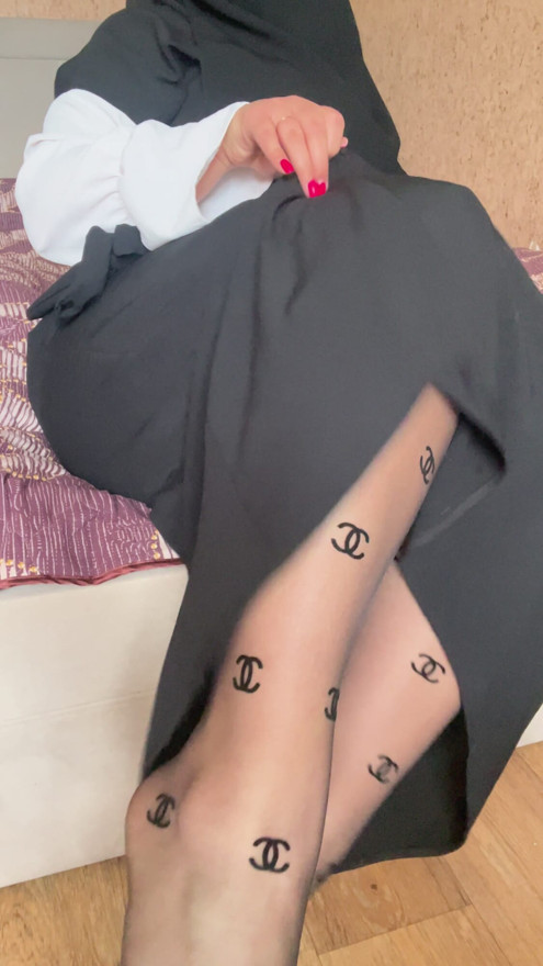 Arab milf in pantyhose