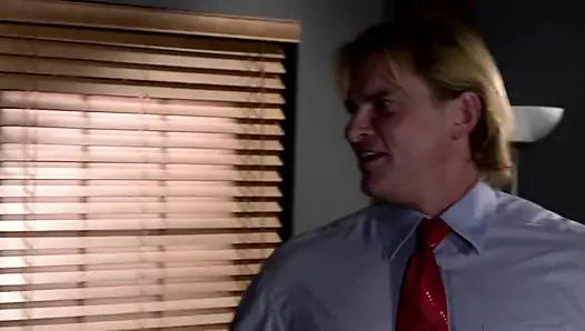 Wanita kucing membantu joker melarikan diri dari penjara dan membiarkannya menidurinya