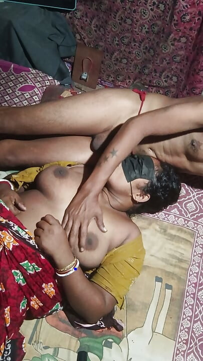 Bhaiya ji bhabhi ko Pani khila raha hai