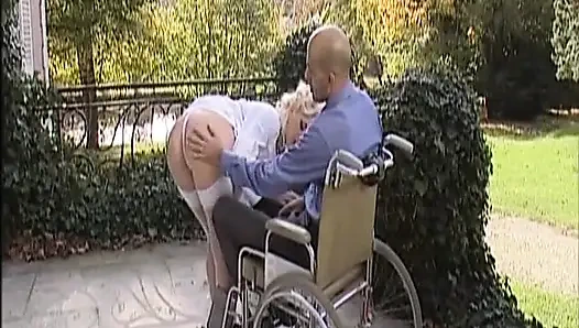 Büyük götlü sarışın Alman ateşli anne klasik sahnede kalın yarağa biniyor