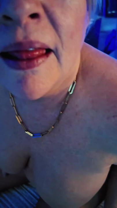 Klikni za Gif Kat-licious seksi ples u traper majici bez rukava i bijeloj kratkoj suknji - skidanje
