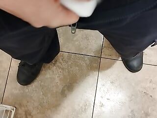 Pișare și curăță-mi penisul de la WC în mall