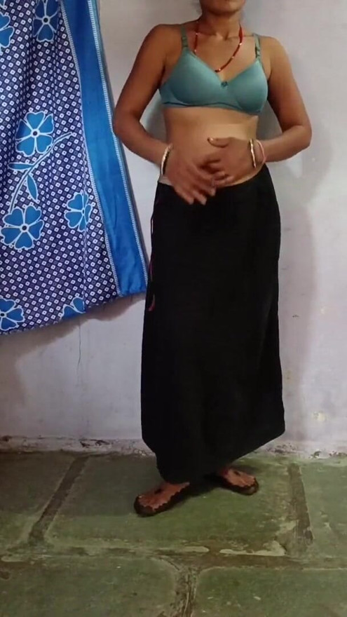 Chudak step sister opened a black saree and pressed her big boobs in the bra and was yearning for sex, today the step sister will have to be | Clip 1