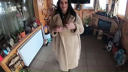 Memek berbulu cewek sange ini lagi asik nyepong kontol dan dientot gaya doggy pakai gaun emas di freezer