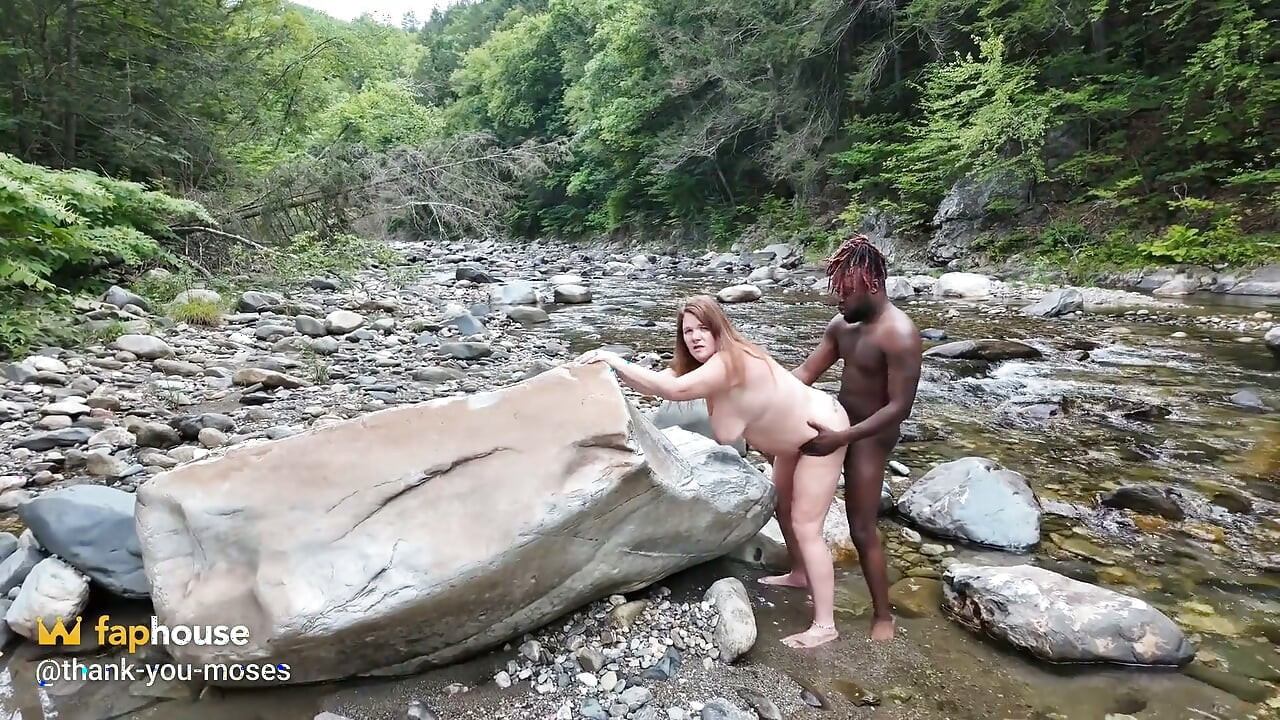 Soția sexy ia o neagră în pădure