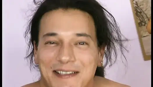 Süper ince gözlüklü yılan ilk kez gergin