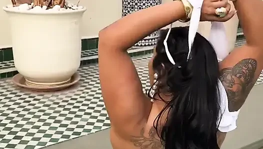 İri güzel kadın havuzda twerk yapıyor büyük götle su sıçratıyor. Islak şişman açık havada alkışlıyor