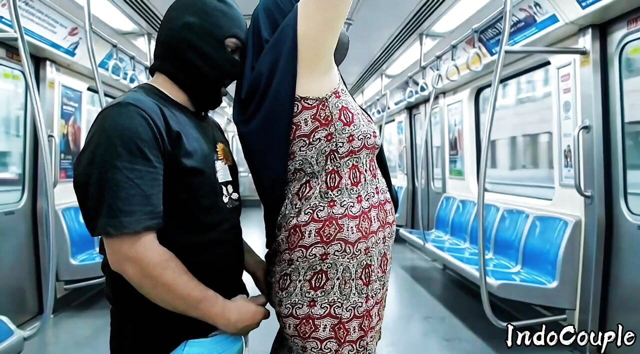 Hijab asia semok disetubuhi di dalam kereta Hijab Busty asian fucked inside a train