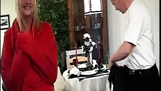 Reife vollbusige schlampe spreizte ihre beine auseinander, um es tief auf der couch zu nehmen