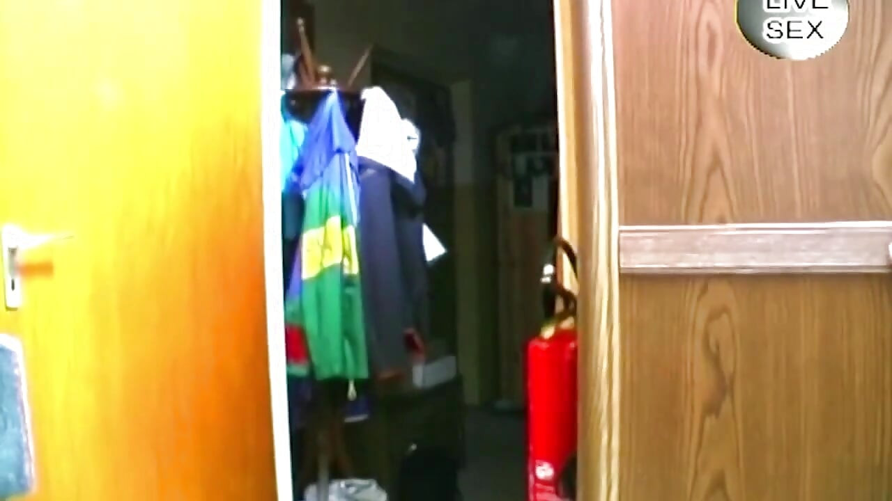 Брюнетка аматьорка смуче хуй и се играе с играчки