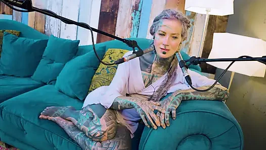 B hakkında konuşuyorum - bordem - asmr podcast sfw konuşuyor gotik sıska kız dreadlocks dövmeli model dövmeli kız