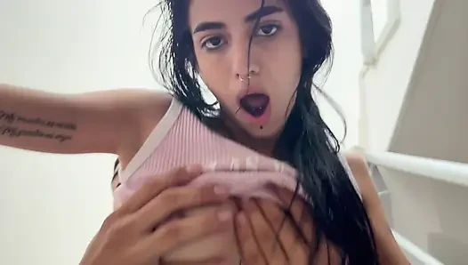 Gadis kurus ini suka banget dientot habis-habisan di tangga saat kami lagi sendirian di rumah