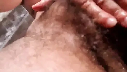 Cewek sange ini lagi asik fingering memeknya pakai dildo