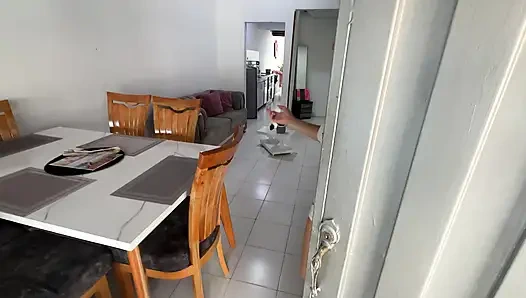 Соседку в домашнем видео от первого лица трахают жестко ее возбужденного соседа, в конечном итоге вся сперма в ее киске