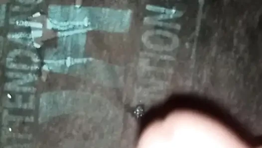 Mian Khalifa suya baktı ve boşalttı💦