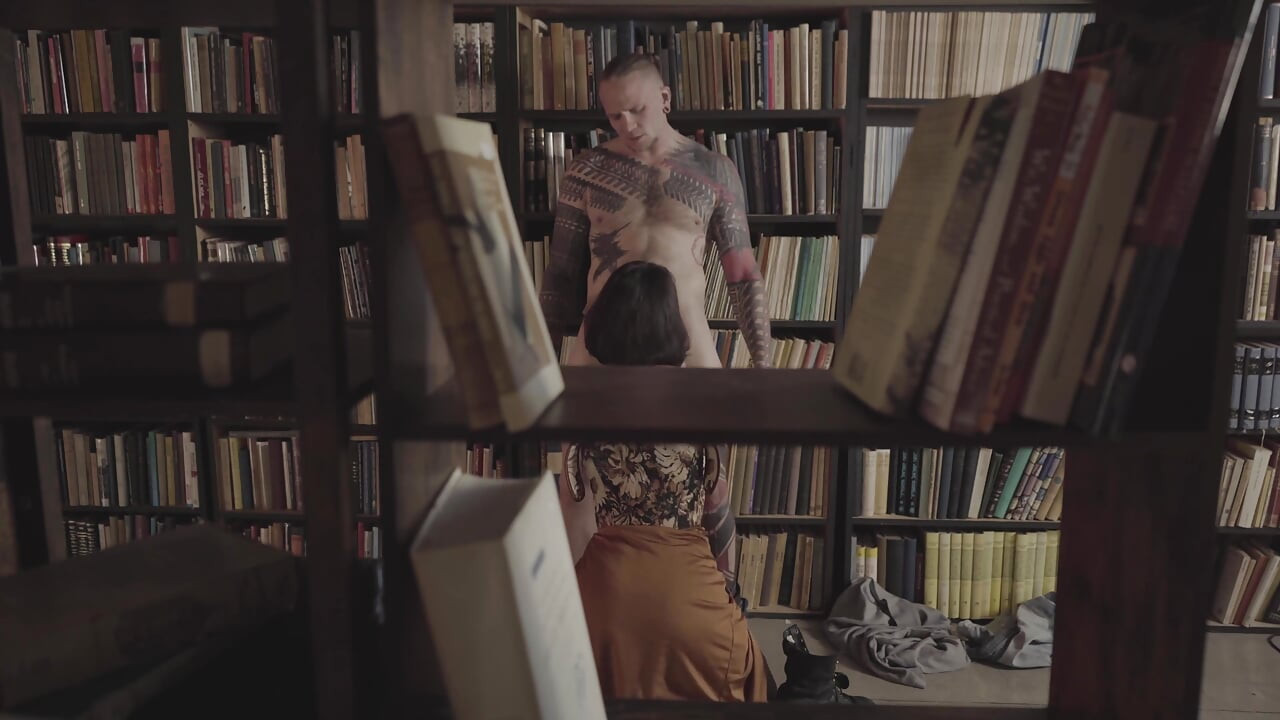 Rabuda peituda cadela deixa estranho gozada interna na Biblioteca Ravyn Alexa Peter Hooke