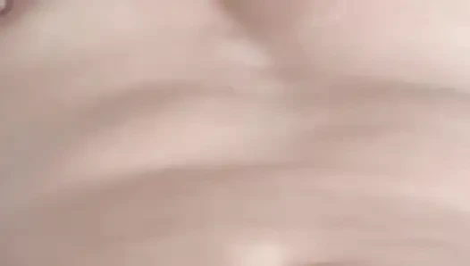 Aku masturbasi di pantai sambil melihat ibu tiriku yang cantik berbaring di tempat tidur.