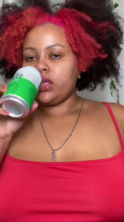 Gordas com refrigerante arrotando e peidando em jeans apertados