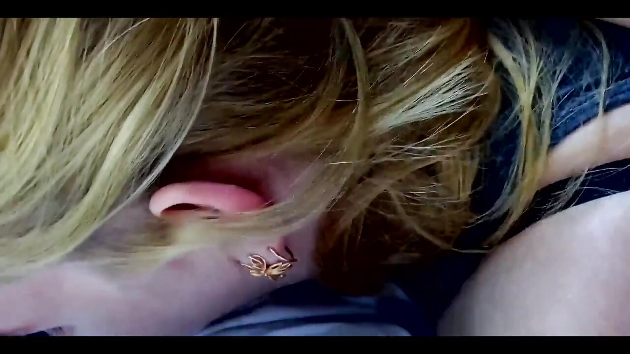 Cara fode pequena menina no carro