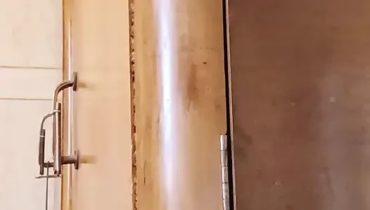 Payudara mungil di bawah kemeja hitam