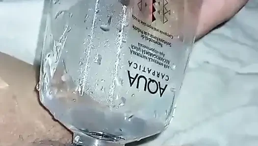 Vajinaya Bir Şişeden Su Koy