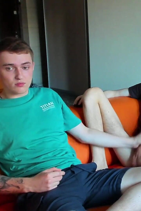 Stor 23 cm kuk blir kåt på Alex hand!